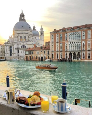 Breakfast in Venice_Italy_072721A