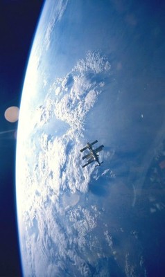 International Space Station_vs_Earth_121521A