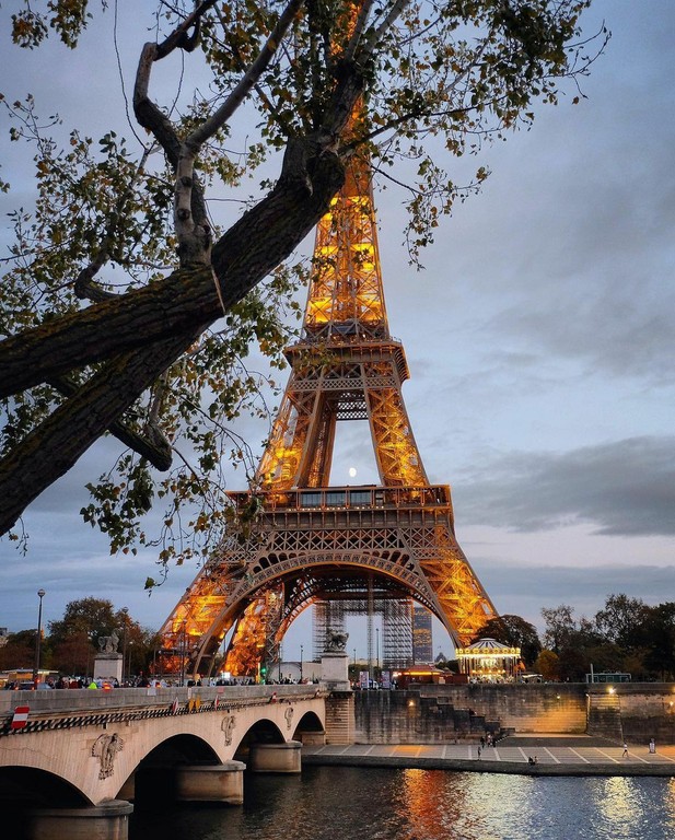 Eiffel Tower_France_050921A