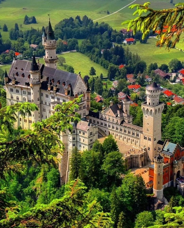 Neuschwanstein_Germany_030121A